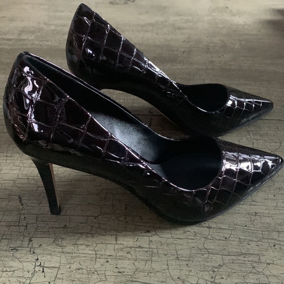 NWOB ELIE TAHARI Roma Crocodile Embossed Patent Leather Pumps